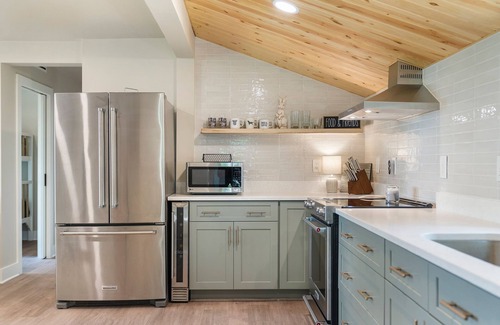 Levering Casa | New Listing!-Douglas Lakefront Home-Hot Tub-GameRoom-FirePit-Dog-friendly!
