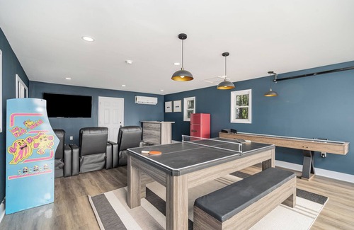 Mint Hill Casa | New Listing! Game Room w/Bar~Fire Pit~King Suite