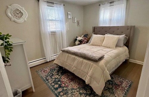 Cheshire Casa | NEW LISTING! Home in Cheshire (3-Bedroom) by RedAwning