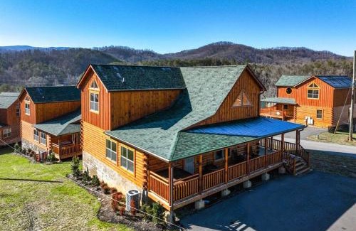 Pigeon Forge Chalet De Esquí | New Listing! Indoor Private Heated Pool, Less than 2 miles from Dollywood, Walk to Parkway, 4 Ensuite Bedrooms Sleeps 14, Dog Friendly, Game Room with TV, Arcade and Foosball, Hot Tub, BBQ, Smart TV and Wifi, Fully Loaded Kitchen, Washer and Dryer
