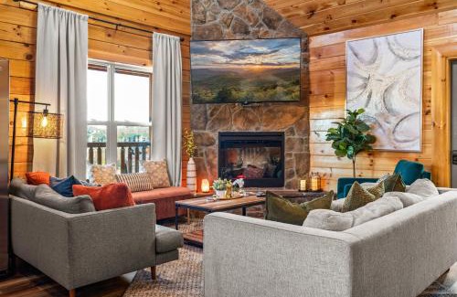 Pigeon Forge Chalet De Esquí | New Listing! Indoor Private Heated Pool, Less than 2 miles from Dollywood, Walk to Parkway, 4 Ensuite Bedrooms Sleeps 14, Dog Friendly, Game Room with TV, Arcade and Foosball, Hot Tub, BBQ, Smart TV and Wifi, Fully Loaded Kitchen, Washer and Dryer