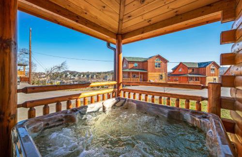 Pigeon Forge Chalet De Esquí | New Listing! Indoor Private Heated Pool, Less than 2 miles from Dollywood, Walk to Parkway, 4 Ensuite Bedrooms Sleeps 14, Dog Friendly, Game Room with TV, Arcade and Foosball, Hot Tub, BBQ, Smart TV and Wifi, Fully Loaded Kitchen, Washer and Dryer