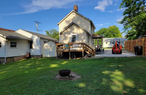 Conneaut Casa | New listing Lake House 2 minute walk to beach