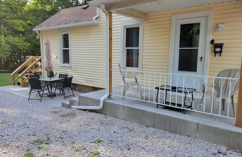 Conneaut Casa | New listing Lake House 2 minute walk to beach