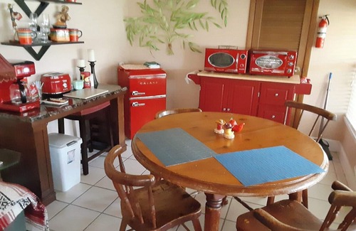 Dundee Apartamento | ¡Nuevo listado! Suite de un dormitorio frente al lago con entrada privada.