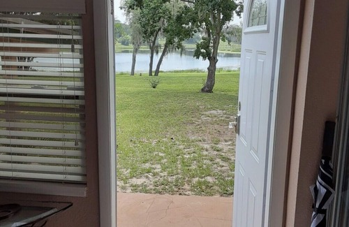 Dundee Apartamento | ¡Nuevo listado! Suite de un dormitorio frente al lago con entrada privada.