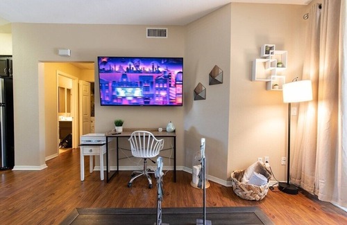 Valencia Apartamento | NEW LISTING! Luxury Modern Suite, Kingbed, Fast Wifi by RedAwning