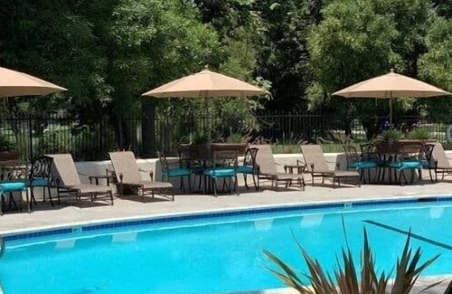 Valencia Apartamento | NEW LISTING! Luxury Modern Suite, Kingbed, Fast Wifi by RedAwning