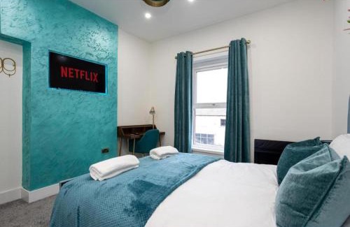 Bolton Casa | New Listing Luxurious Duplex in Bolton Sleeps 6 Parking