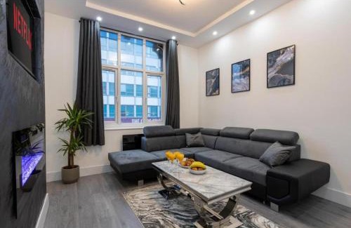 Bolton Casa | New Listing Luxurious Duplex in Bolton Sleeps 6 Parking