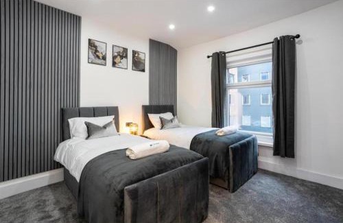 Bolton Casa | New Listing Luxurious Duplex in Bolton Sleeps 6 Parking