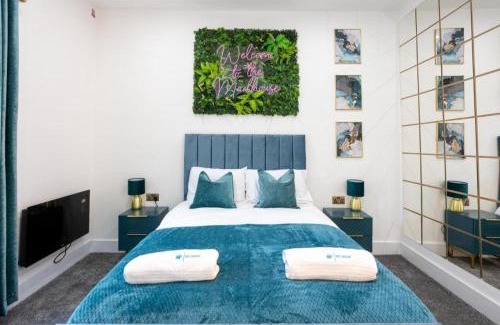 Bolton Casa | New Listing Luxurious Duplex in Bolton Sleeps 6 Parking
