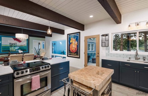 Dunes City Casa | *New Listing* Magnificent Lakefront Home With Private Dock, Hot Tub, Kayaks, Sauna, And Gas Grill