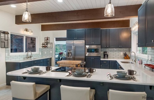 Dunes City Casa | *New Listing* Magnificent Lakefront Home With Private Dock, Hot Tub, Kayaks, Sauna, And Gas Grill