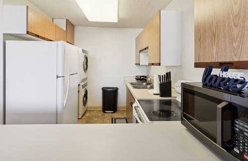 Tantalus Condominio | NEW LISTING! Makiki's Delightful Pet Friendly home near Honolulu Museum of Art by RedAwning