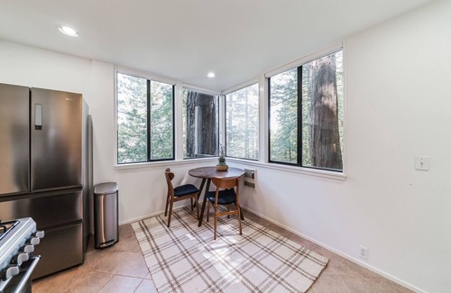 Mill Valley Apartamento | NEW LISTING! Mill Valley Treehouse Apt by RedAwning