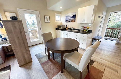 Yachats Condominio | New Listing! Ocean Front, Sunrise & Sunset at Oregon House, Stairs to the Beach!