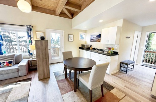 Yachats Condominio | New Listing! Ocean Front, Sunrise & Sunset at Oregon House, Stairs to the Beach!