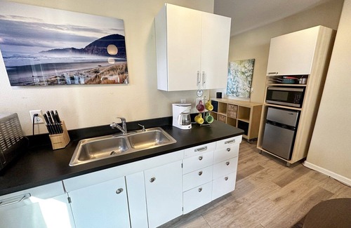 Yachats Condominio | New Listing! Ocean Front, Sunrise & Sunset at Oregon House, Stairs to the Beach!
