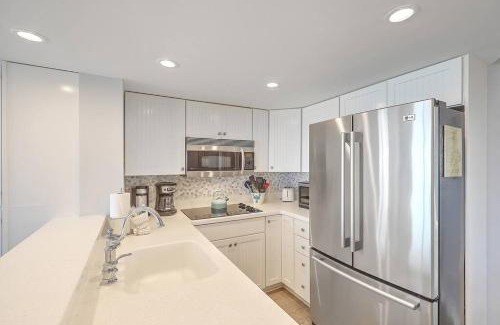 Isle of Palms Apartamento | New Listing! Port O' Call B103 - Oceanfront Oasis!