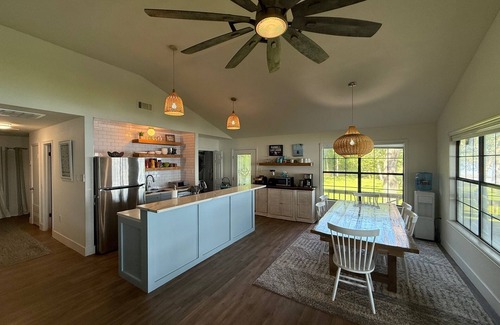 Robertson County Casa | NEW LISTING - Private Lake Retreat with 2 Homes, 5 Bedroom, Hot Tub, and more