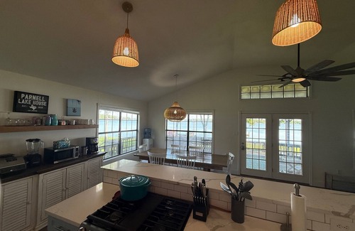 Robertson County Casa | NEW LISTING - Private Lake Retreat with 2 Homes, 5 Bedroom, Hot Tub, and more