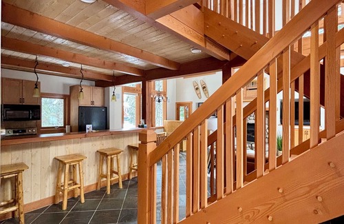 Golden Chalet De Esquí | New Listing! Purcell Woods Chalet – Sleeps 12