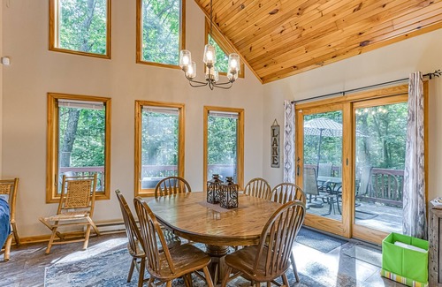 North Glade Hills Chalet De Esquí | ¡Tranquilo hogar comunitario con chimenea, jacuzzi, ping pong, futbolín y WiFi gratis!