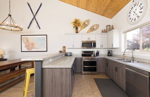 Big Sky Chalet De Esquí | New listing! Recently updated chalet in Big Sky. Hot tub & close to town center!
