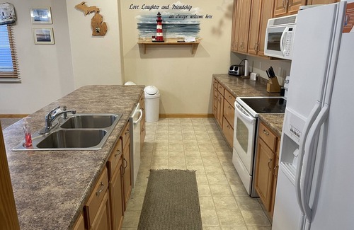 Silver Lake Cabaña | New Listing! Sleeps 15+. Spacious Cottage close to Silver Lake