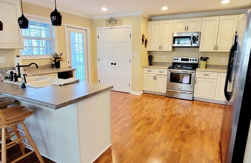 Anderson Casa | NEW LISTING Spacious 5-bedroom lakefront house in Anderson, 13 miles to Clemson