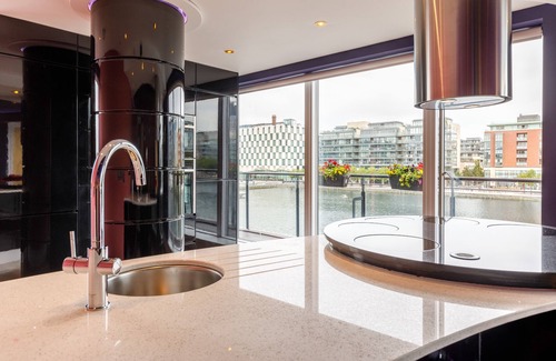 Grand Canal Dock Apartamento | New Listing, Stunning Newly Renovated Waterfront Apartment