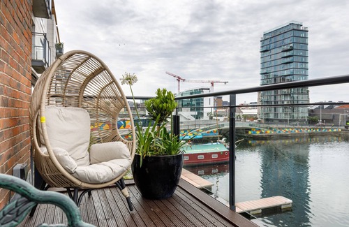 Grand Canal Dock Apartamento | New Listing, Stunning Newly Renovated Waterfront Apartment
