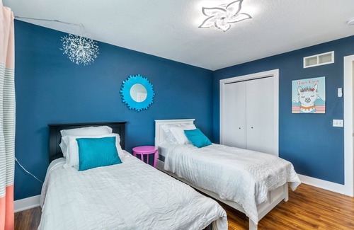 Waukee Casa | NEW LISTING! Stylish Oasis for Unforgettable Getaways by RedAwning