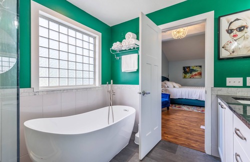 Waukee Casa | NEW LISTING! Stylish Oasis for Unforgettable Getaways by RedAwning