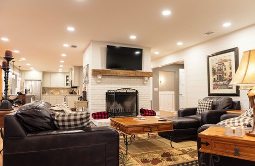 Dahlonega Cabina | New Listing! Three Chimney Lodge-Hot Tub/Game Room/Fire Pit/4 Bed!