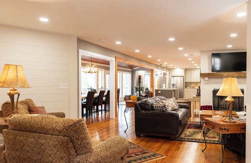 Dahlonega Cabina | New Listing! Three Chimney Lodge-Hot Tub/Game Room/Fire Pit/4 Bed!