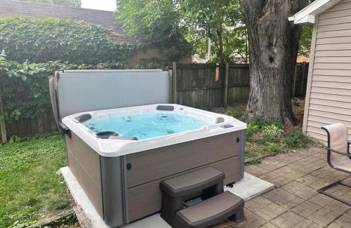 Des Moines Casa | New Listing - Tranquil Retreat with Hot Tub