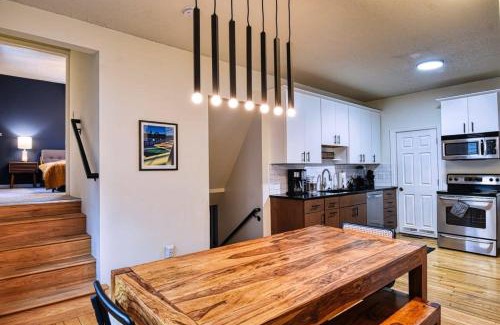 Des Moines Casa | New Listing - Tranquil Retreat with Hot Tub