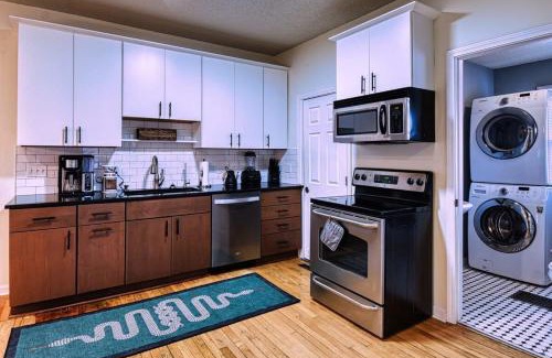 Des Moines Casa | New Listing - Tranquil Retreat with Hot Tub