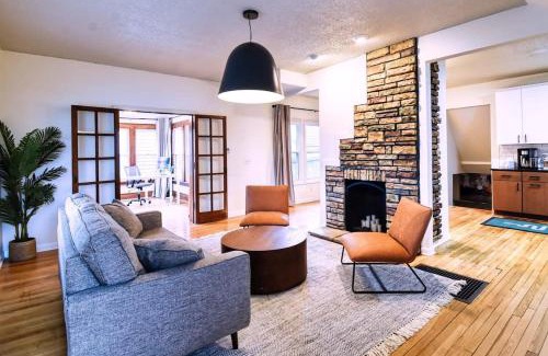 Des Moines Casa | New Listing - Tranquil Retreat with Hot Tub