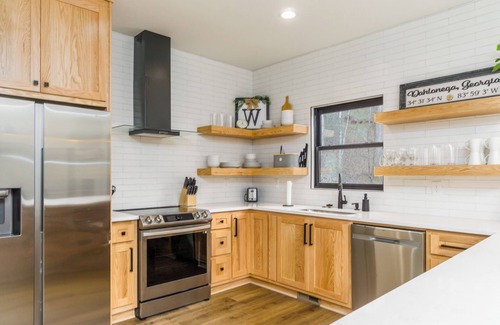 Dahlonega Cabina | New Listing! Two Creekside Cabins-Sleeps 14/Creek/Fire-Pit/Hot Tub!