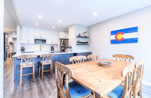 Four O'Clock Condominio | New Listing! Updated Condo; Walk to town, Slopes or Hiking