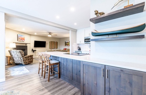 Four O'Clock Condominio | New Listing! Updated Condo; Walk to town, Slopes or Hiking