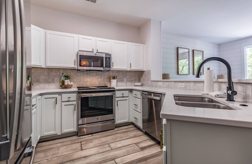 Bonito Boathouses Casa | New Listing! Walking distance to Marina.