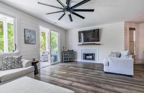 Bonito Boathouses Casa | New Listing! Walking distance to Marina.