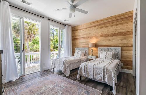 Bonito Boathouses Casa | New Listing! Walking distance to Marina.
