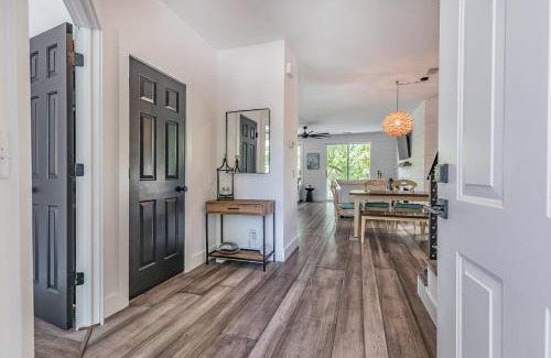 Bonito Boathouses Casa | New Listing! Walking distance to Marina.