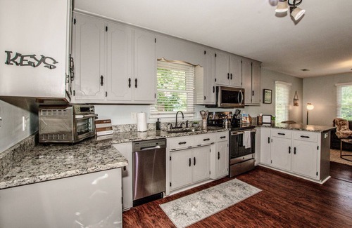 Sherrills Ford Cabaña | New listing! Waterfront cottage w/boat dock, hot tub