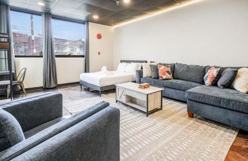 North Oakland Apartamento | New Loft 3 min to Childrens Hospital Sleeps 4